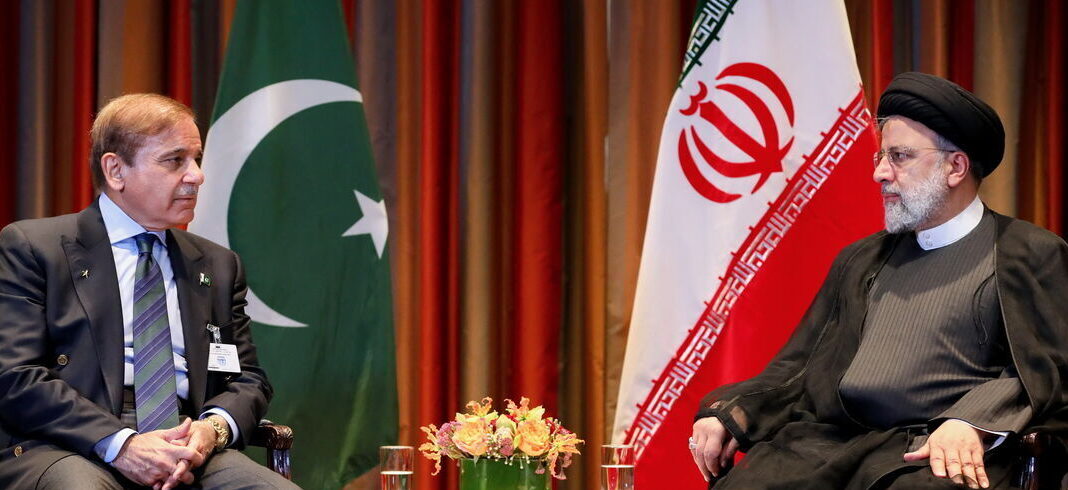 ابراهیم رئیسی در پاکستان: تهران و اسلام آباد هشت توافقنامه و سند همکاری دوجانبه، امضاء کردند