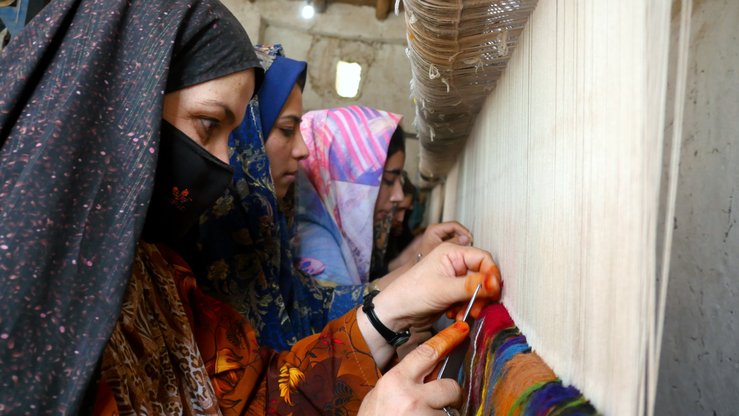 برنامه جهانی غذا آموزش قالین‌بافی به زنان افغان را گسترش می‌دهد