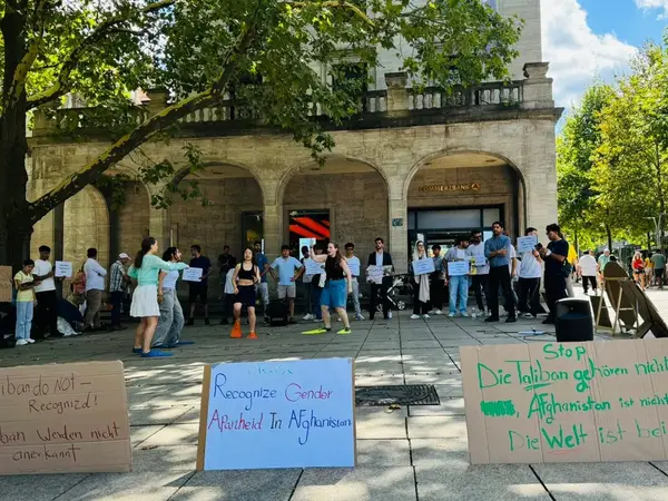 اعتراض فعالان افغان در آلمان علیه سیاست‌های زن‌ستیزانه طالبان